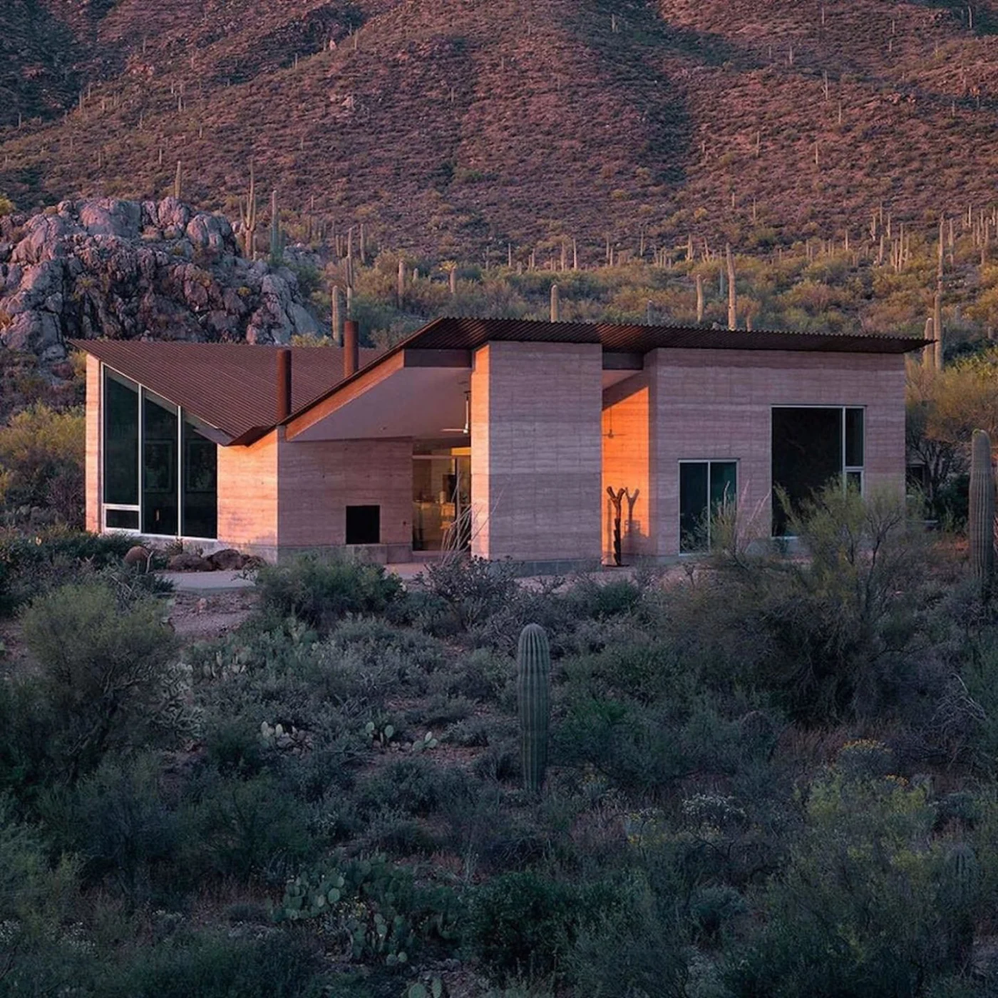 Tucson Mountain House with an angled roof that harvests rainwater