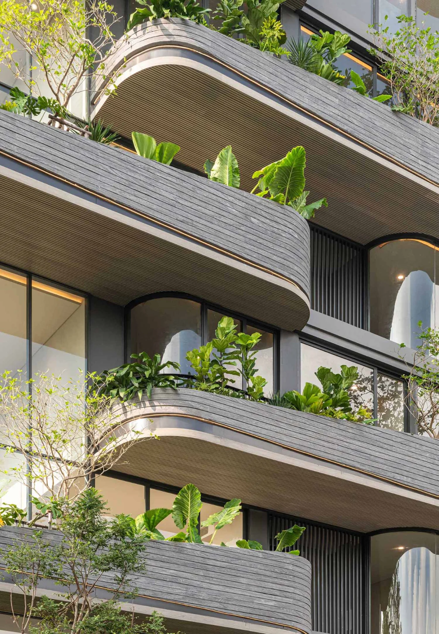 Rounded corner of the Kalm Penthouse Ari building by PAON Architects