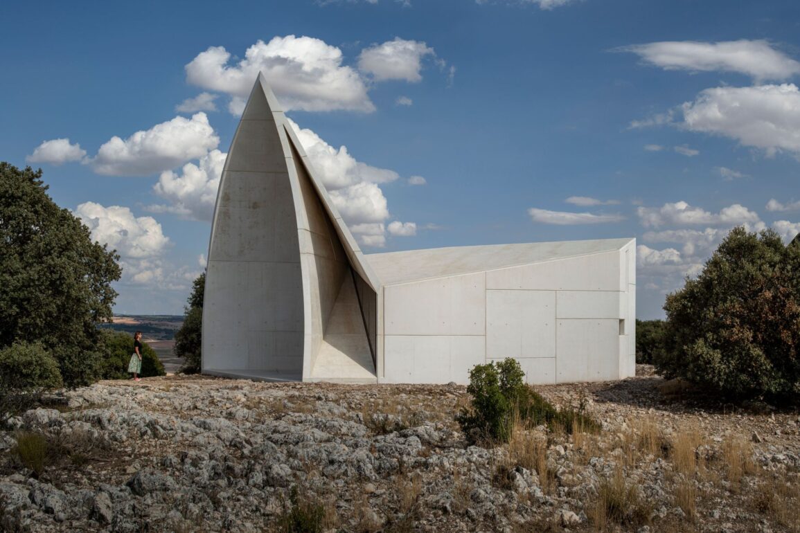 chapel-in-sierra-la-villa-stands-out-due-to-its-sculptural-presence-and-contemporary-character -–-ds