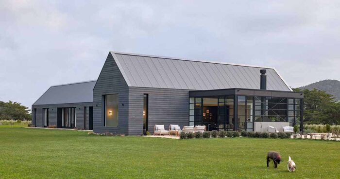 a-modern-farmhouse-by-the-sea-in-new-zealand
