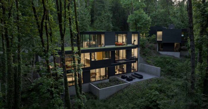 this-home-hidden-in-the-forest-appears-like-a-stack-of-illuminated-boxes