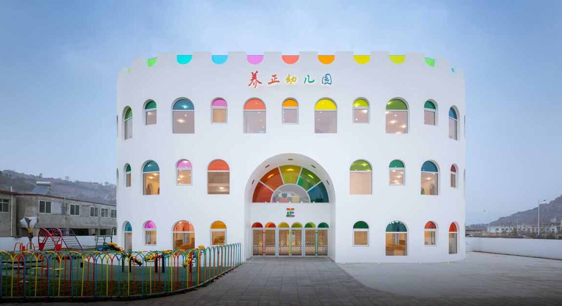 this-kindergarten-design-features-vibrant-colored-glass-inside-and-out