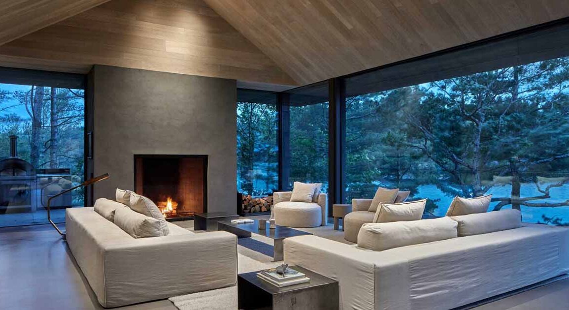 wood-covers-the-interior-and-exterior-of-this-modern-canadian-cottage