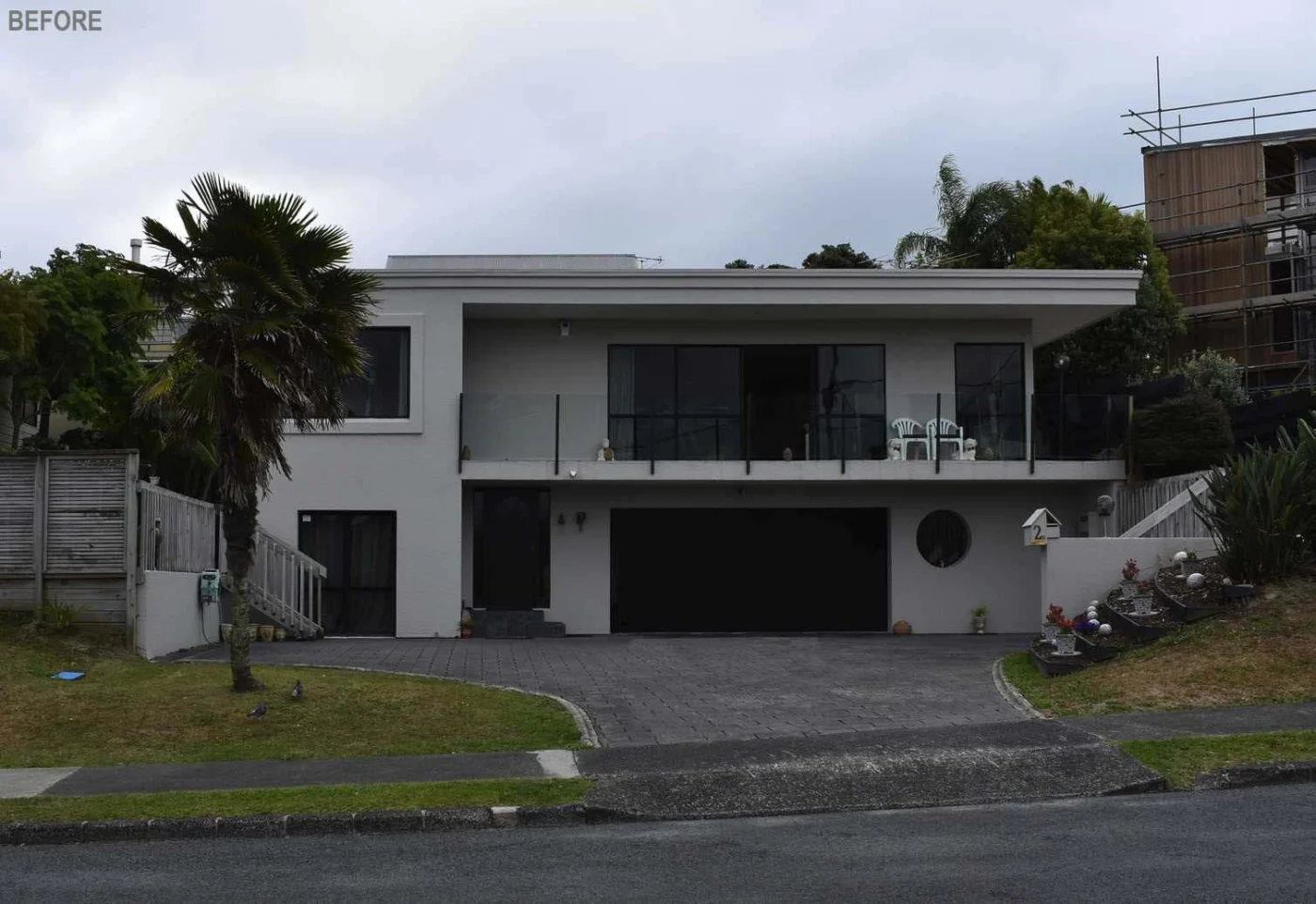The plaster-clad house before the renovation