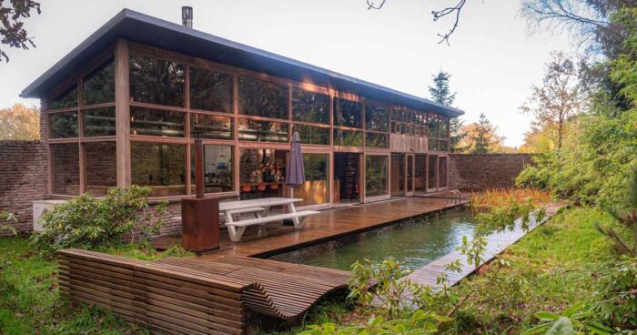 rough-and-rugged-materials-are-combined-with-modern-forms-on-this-home