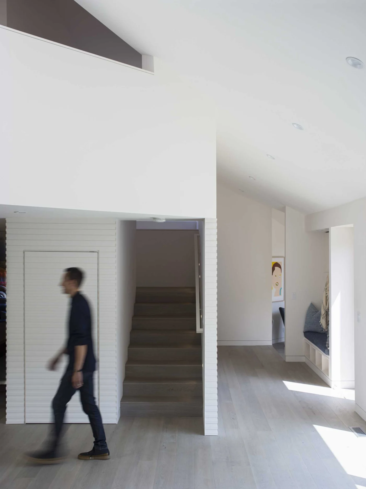 Wood stairs linking the social level with the private rooms