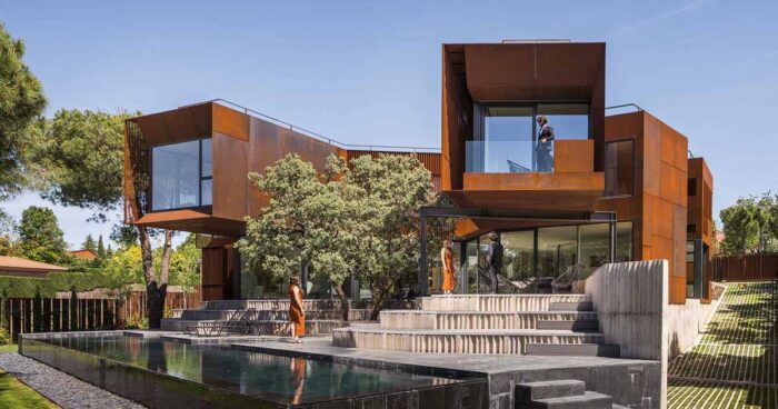 steel-symphony:-a-madrid-home's-unique-design-with-weathered-elegance