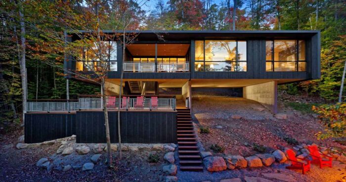 this-lakehouse-hovers-above-the-natural-sloped-terrain