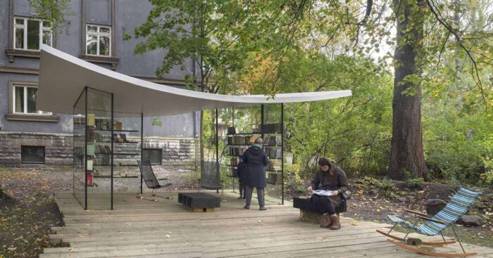 a-tiny-public-library-with-a-roof-inspired-by-a-sheet-of-paper