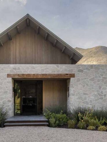a-contemporary-ranch-home-bathed-in-light-and-natural-materials