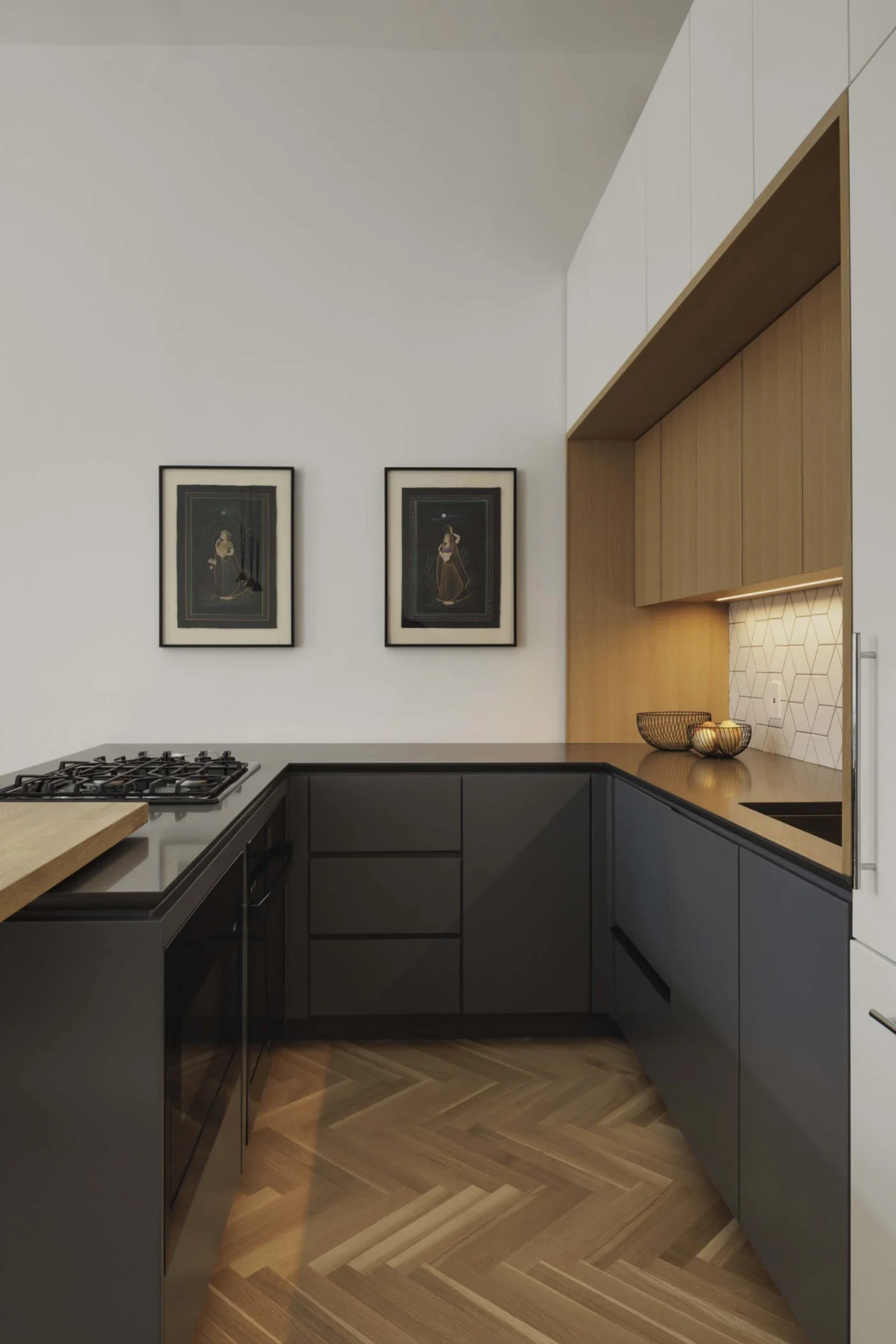 U-shaped kitchen in grey lacquer and wood