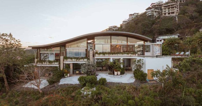 a-home-with-a-curved-roof-inspired-by-the-land-around-it