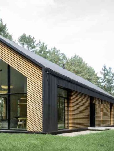a-large-operational-screen-invites-the-forest-views-into-this-modern-home