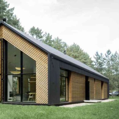 a-large-operational-screen-invites-the-forest-views-into-this-modern-home