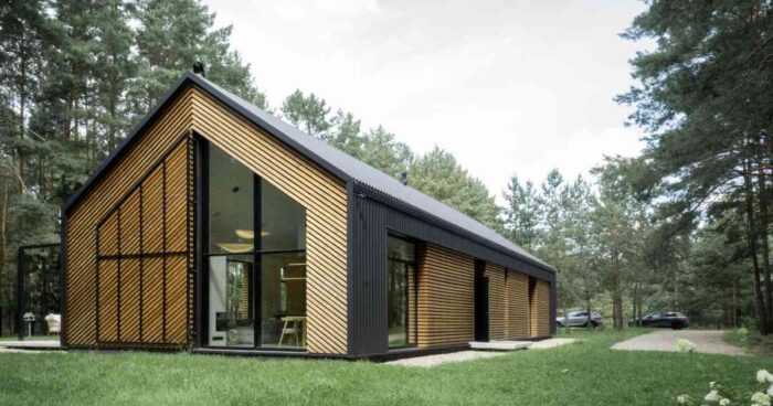 a-large-operational-screen-invites-the-forest-views-into-this-modern-home