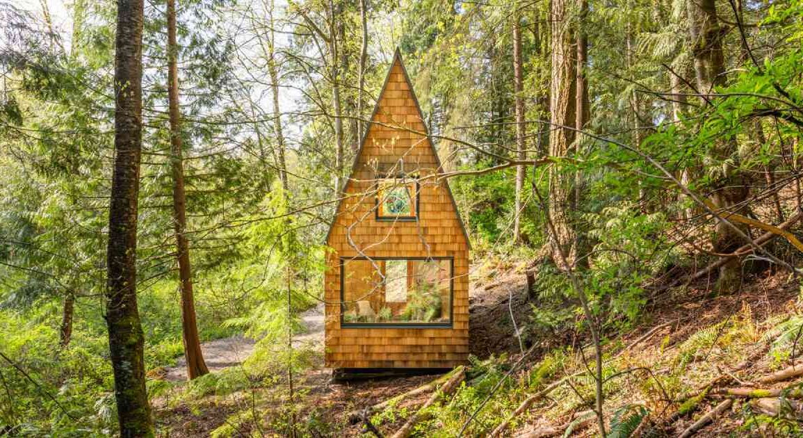 this-hidden-chapel-in-the-woods-is-captivating-architecture-lovers