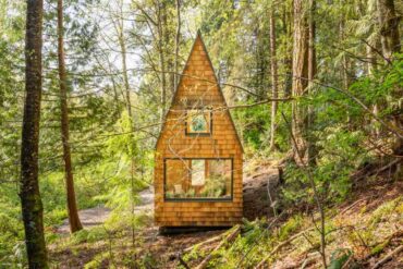 this-hidden-chapel-in-the-woods-is-captivating-architecture-lovers