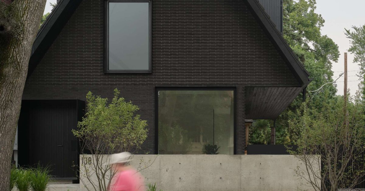 dark-meets-light-in-this-moody,-skylit-toronto-home