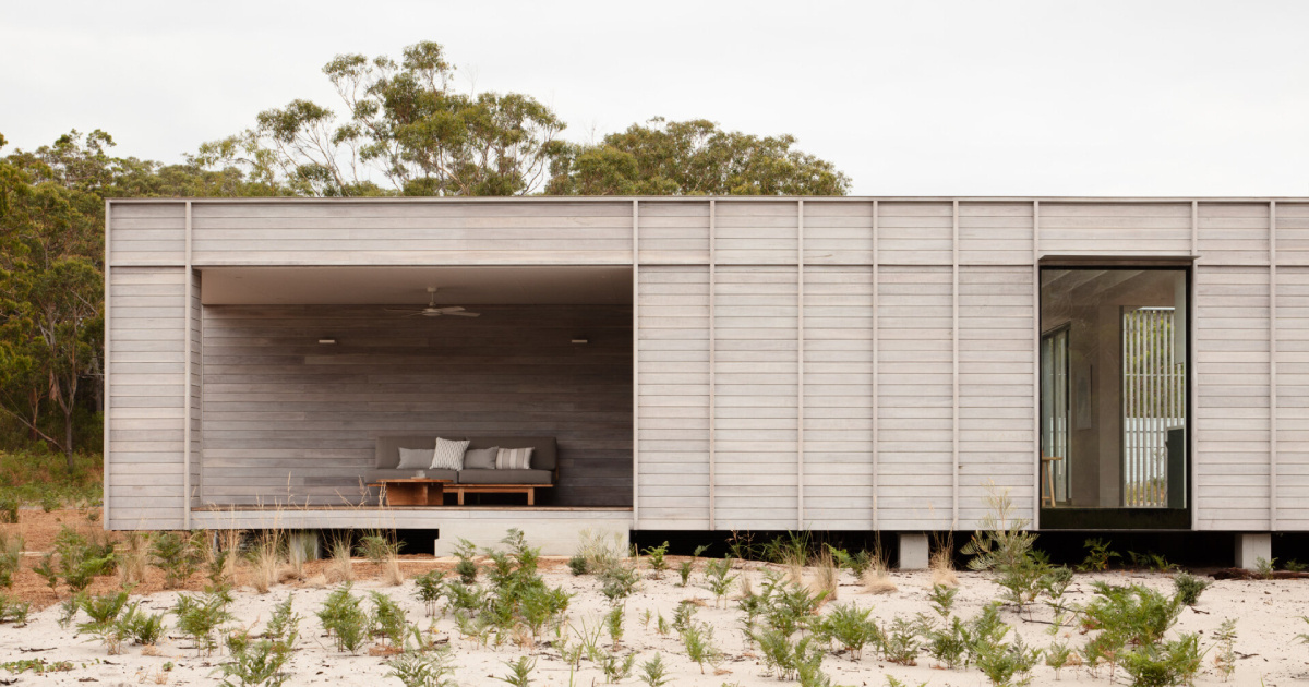 a-prefab-home-with-a-courtyard-designed-to-embrace-the-landscape