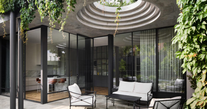 this-home's-courtyard-uses-a-circular-cut-out-to-invite-light-and-sky-in