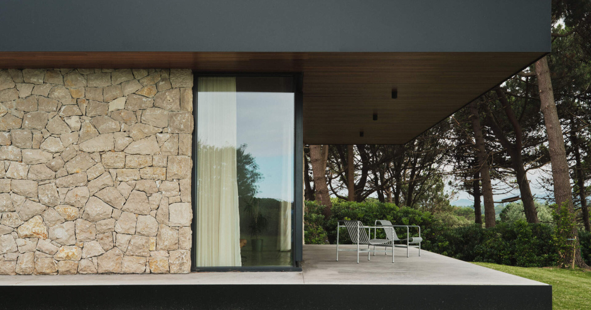a-seaside-home-where-limestone,-wood,-and-glass-unite