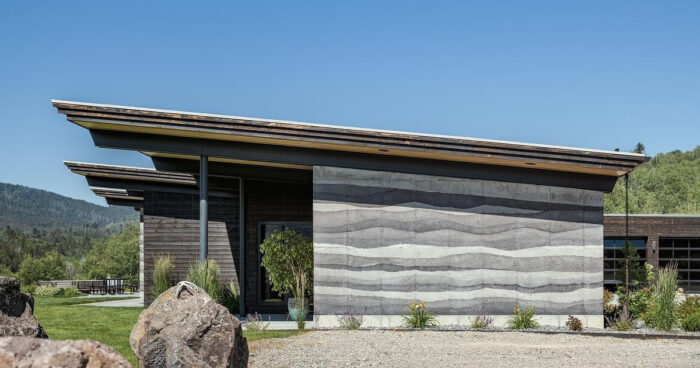the-beauty-of-rammed-earth-walls-in-a-modern-mountain-house