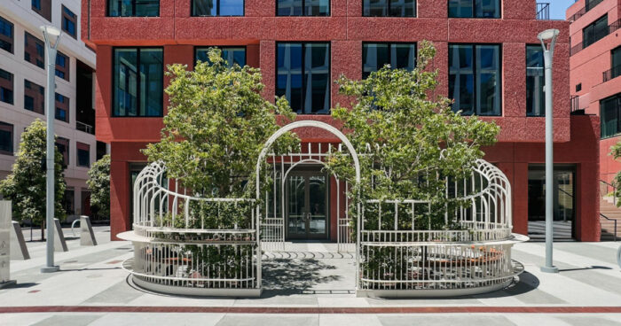 outdoor-seating-you’d-actually-want-to-visit:-where-nature-is-wrapped-in-a-whimsical-birdcage
