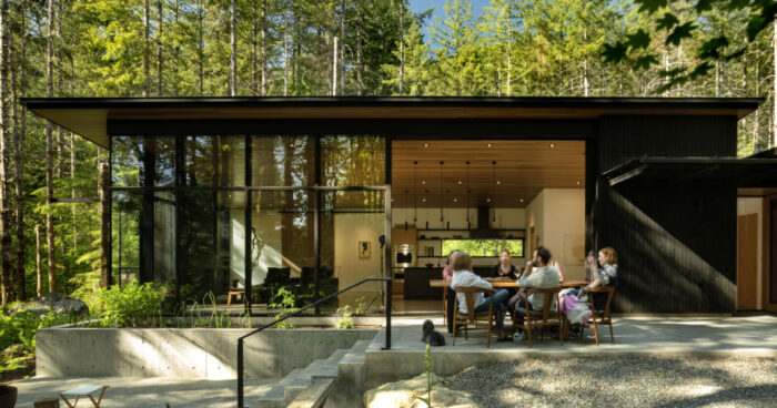 inside-the-forest-home-that’s-all-about-light,-space,-and-simplicity