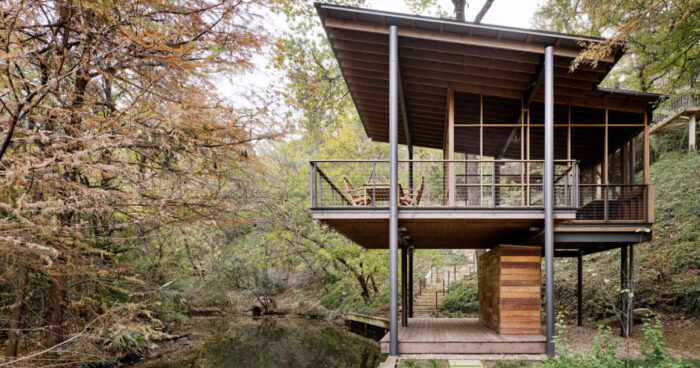 floating-over-a-creek,-this-elevated-hideaway-turns-the-forest-into-a-living-room