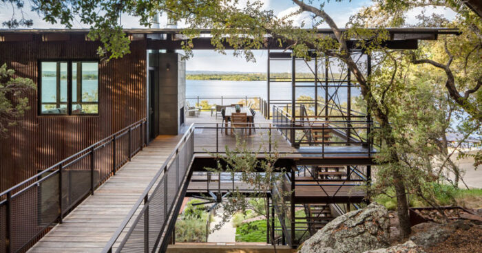 a-glass-and-wood-lake-house-that-seems-to-float-among-the-trees