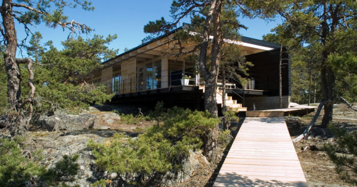 inside-a-stunning-prefab-home-that-opens-to-nature