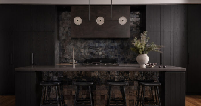 dark-and-dramatic:-inside-a-kitchen-that-redefines-modern-luxury