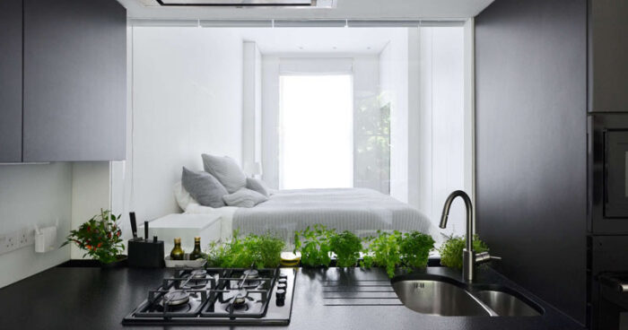 why-this-apartment’s-glass-backsplash-is-both-stylish-and-practical