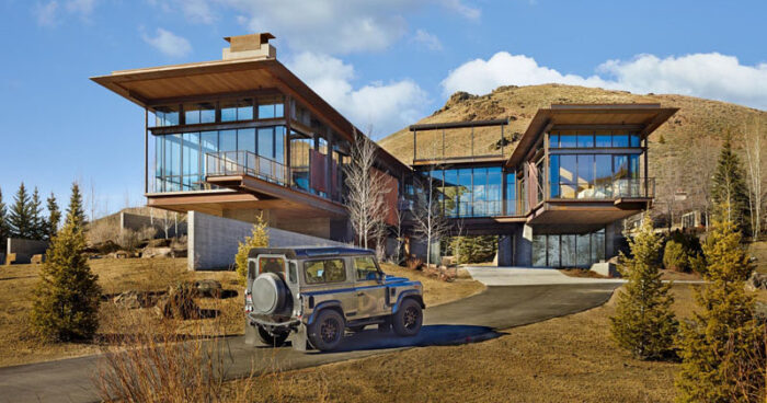 the-industrial-mountain-house-that-frames-nature-like-art