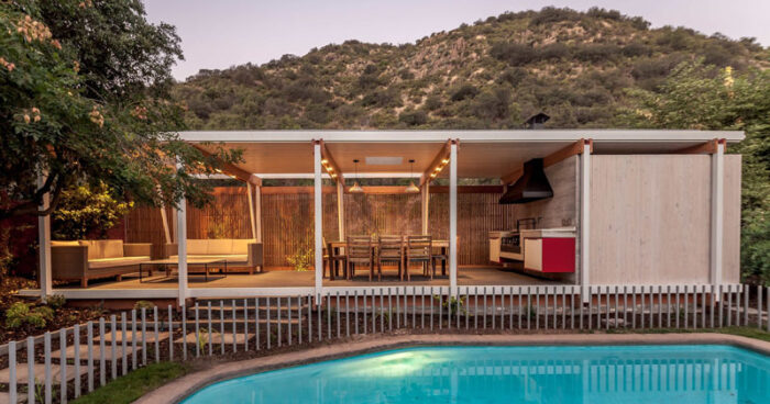 this-mid-century-modern-inspired-pool-house-design-turns-entertaining-into-an-art-form