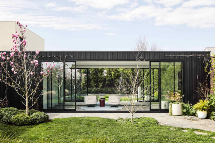 this-modern-extension-reconnects-a-victorian-house-to-the-garden