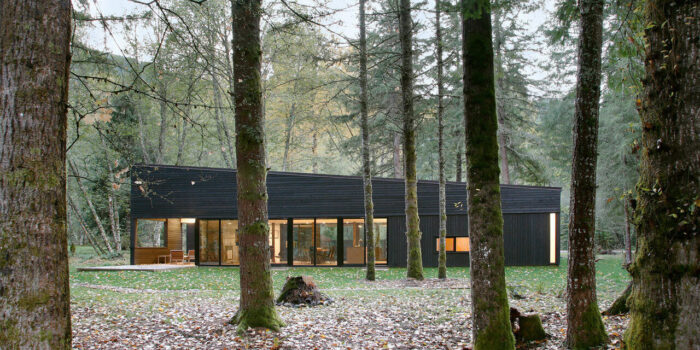 hidden-in-the-woods:-a-sleek-riverfront-escape-designed-for-peace-and-privacy