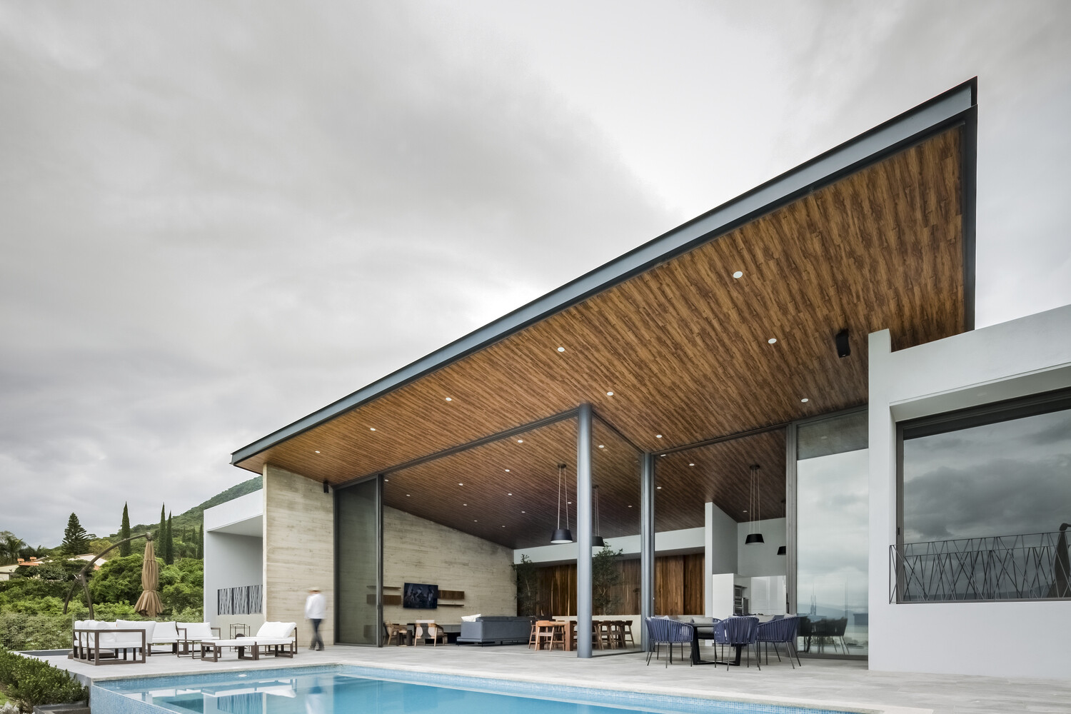 a-hillside-gem:-how-a-sloped-site-became-the-ultimate-lakeside-home