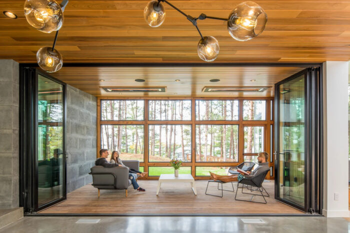 where-light-meets-wood:-a-modern-minnesota-lake-house-that-feels-effortless