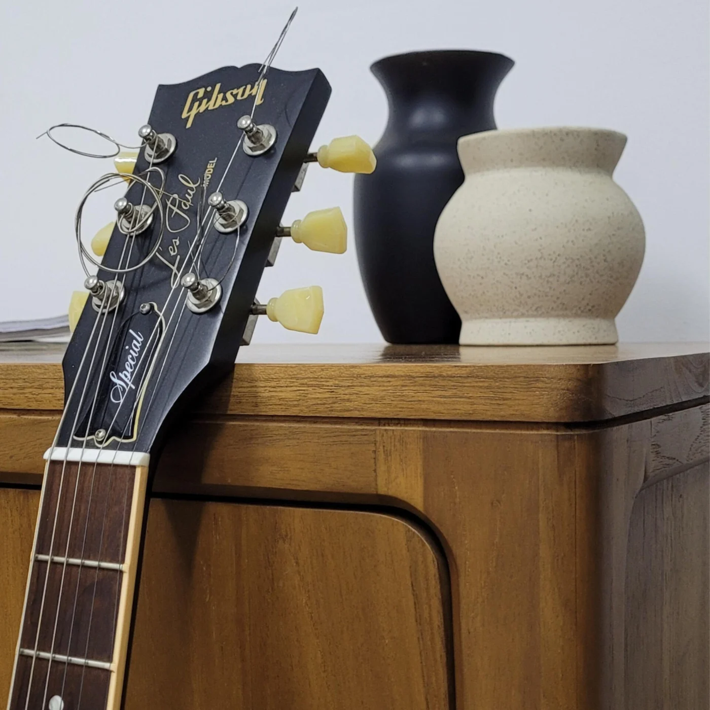 Guitar amp furniture made of FSC-certified teak