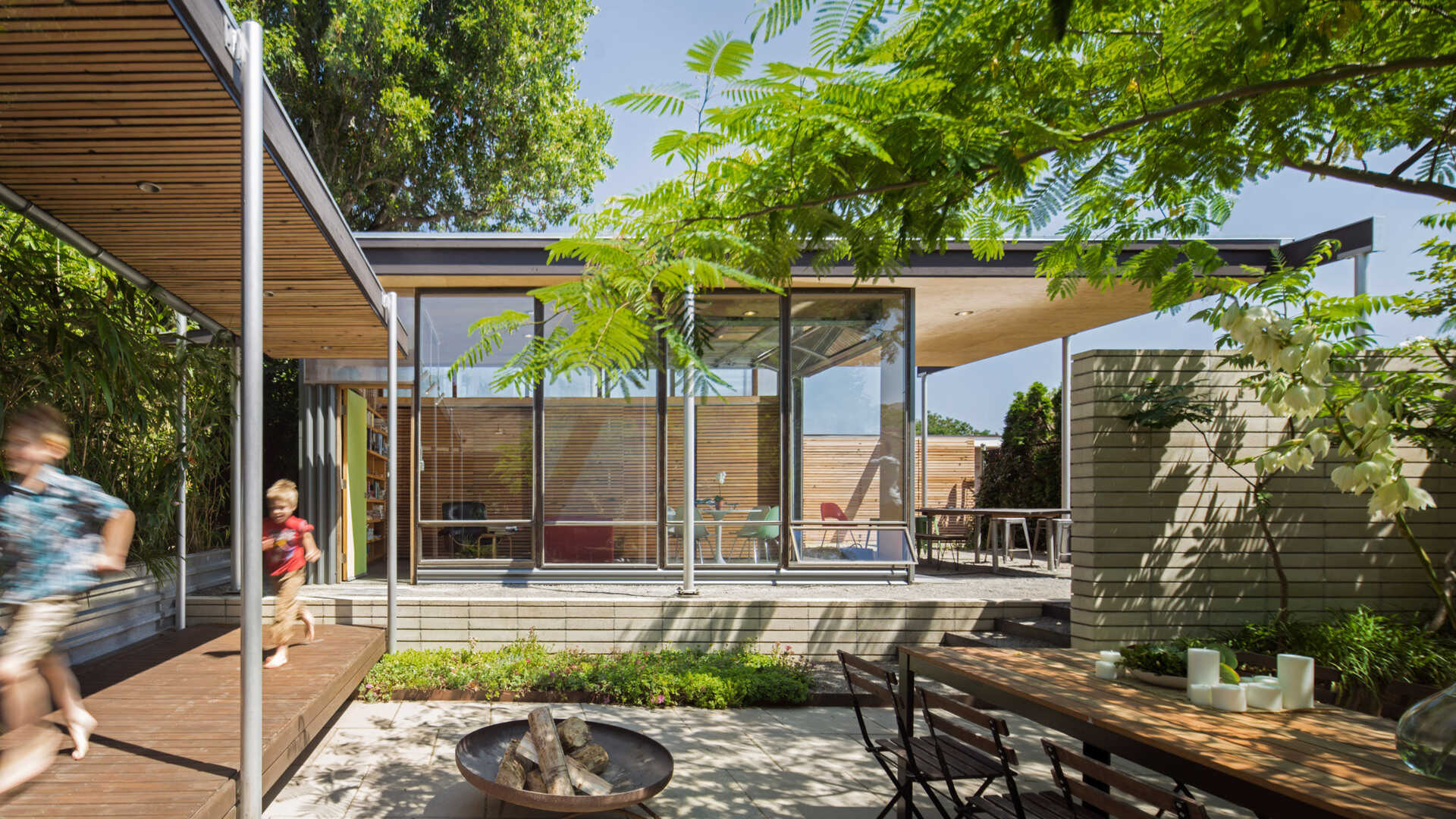 a-smart-backyard-addition-gives-a-1940s-home-space-to-breathe