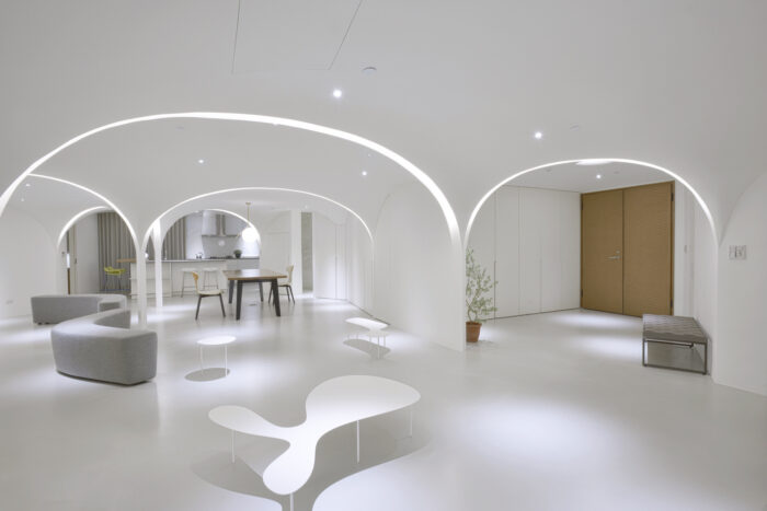 step-into-the-soothing-white-home-where-arches,-curves-and-sunlight-shape-every-room