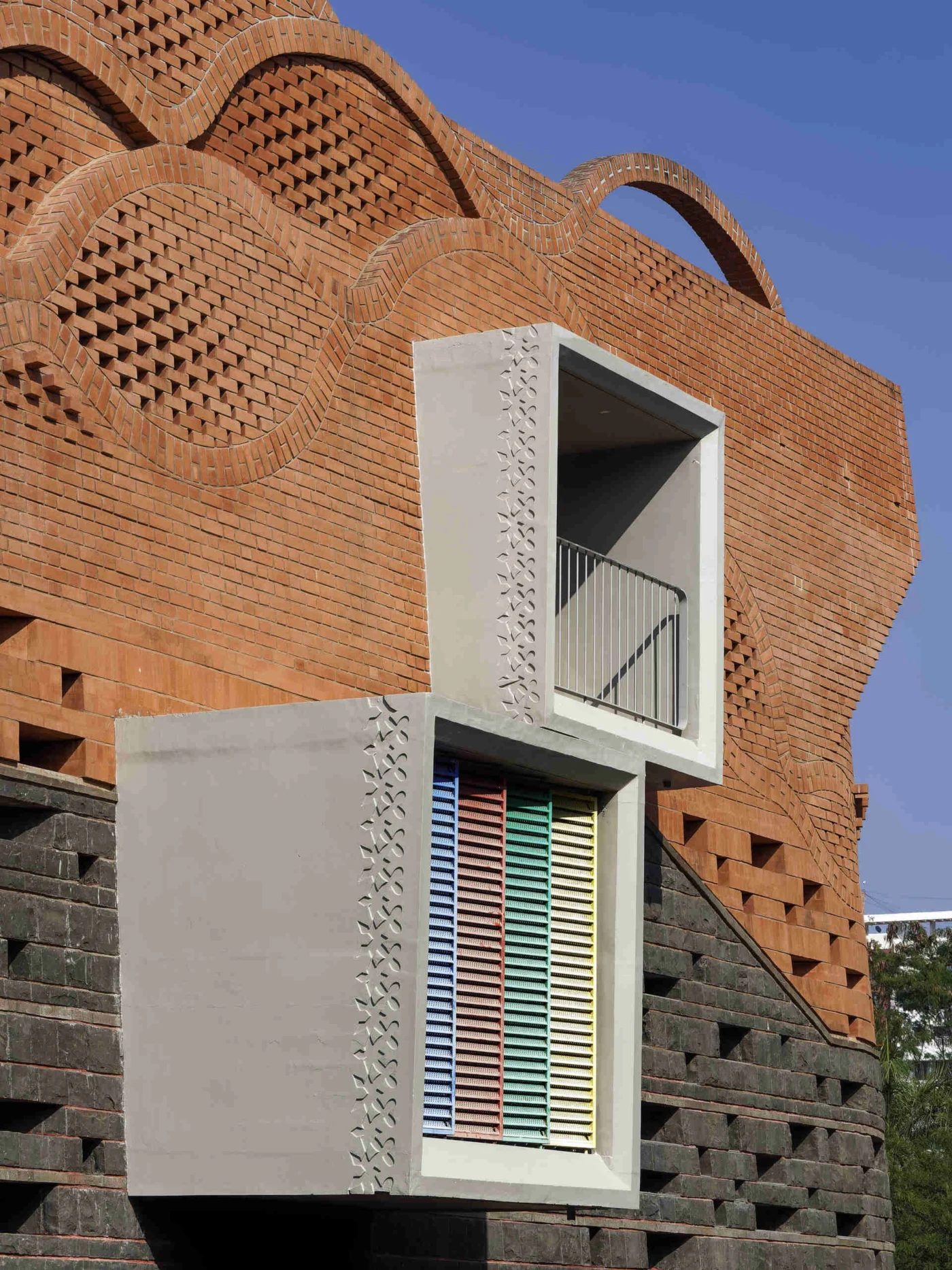 Window openings of different sizes within the brick pattern