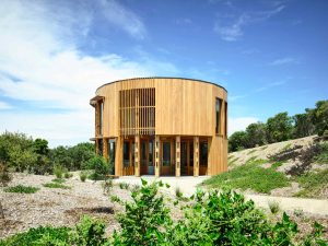 the-compact-circular-beach-house-designed-for-slow-living-by-the-sea