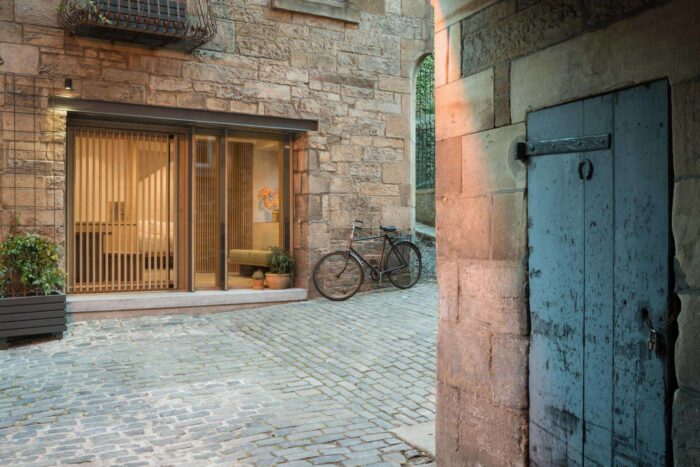 an-18th-century-blacksmith’s-workshop-transformed-into-a-studio-for-two