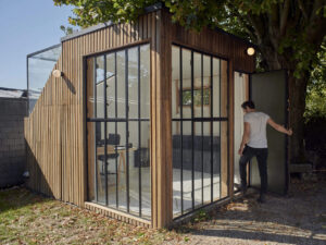 inside-the-tiny-backyard-studio-built-for-a-composer-on-a-budget