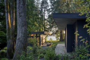 a-family’s-forest-getaway-takes-shape-as-a-series-of-modern-cabins