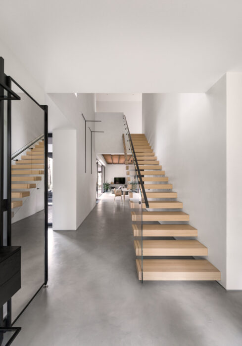 a-house-built-for-quiet-living-in-the-forest